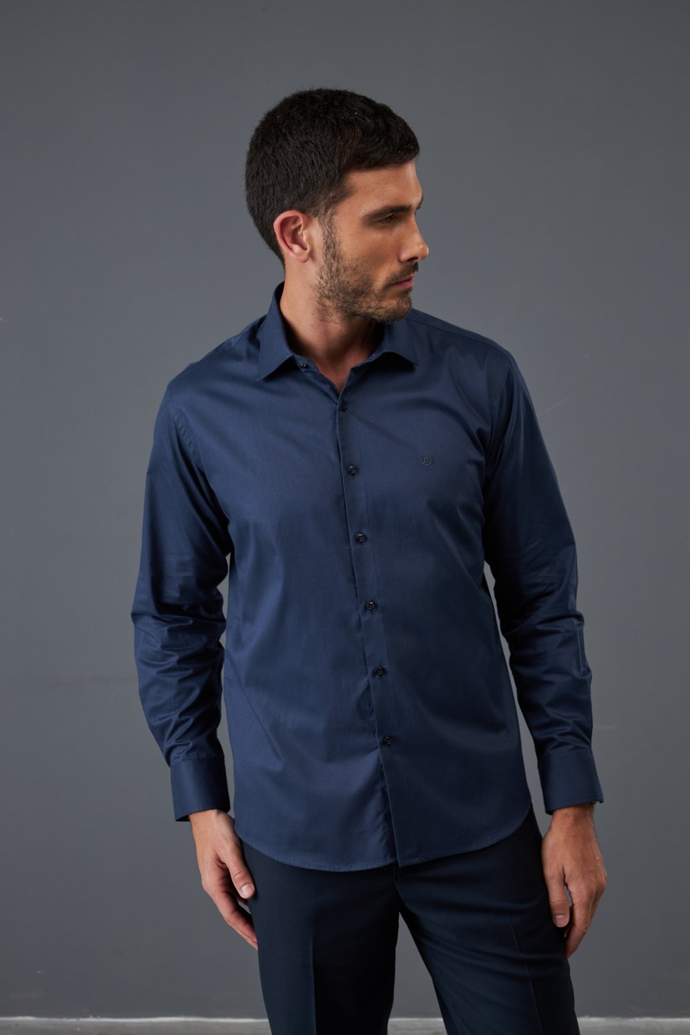 https://static.deluccaclassico.com.br/public/deluccaclassico/imagens/produtos/camisa-social-masculina-manga-comprida-azul-noite-642f228679321.jpg