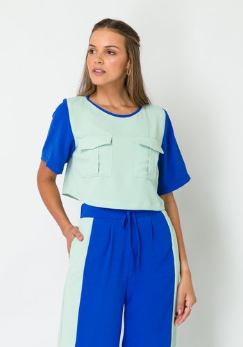 Blusa Feminina Cropped Bolsos Utilitários Verde Claro e Azul