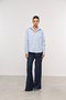 Camisa Feminina Ampla com Ombro Deslocado Listrada Azul