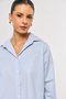 Camisa Feminina Ampla com Ombro Deslocado Listrada Azul