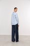 Camisa Feminina Ampla com Ombro Deslocado Listrada Azul